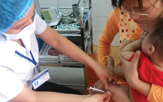 Nhiều người dân đã đưa trẻ đi tiêm vắc xin miễn phí