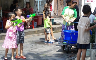 Tưng bừng lễ hội té nước tại Thái Lan