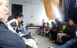 Bói toán nở rộ: Tay trong, tay ngoài