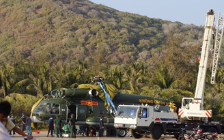 Đưa trực thăng bị nạn ở Phú Quý vào đất liền sửa chữa