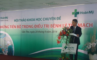 Giáo sư Baehrel Bernard - chuyên gia phẫu thuật tim mạch hàng đầu tại Pháp cố vấn trực tiếp khám và điều trị bệnh tim - lồng ngực tại Bệnh viện đa khoa Hoàn Mỹ Cửu Long