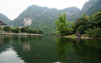 Đầu tư thủy phi cơ ngắm danh thắng Tràng An