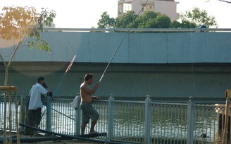 Người dân vẫn bắt cá trên kênh bất chấp kiểm tra