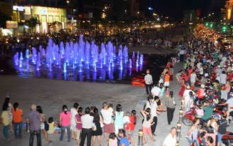 Người dân náo nức xem nhạc nước trên phố đi bộ