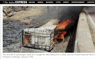Xe buýt rơi xuống cầu bốc cháy, 28 người chết
