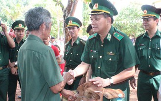 Khám chữa bệnh, tặng bò giống cho người dân biên giới