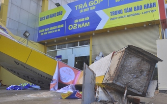 TP.HCM: Lốc xoáy làm nhiều nhà tốc mái, cây đổ