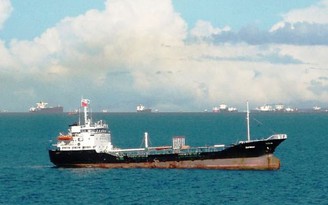 Bắt giữ tàu chở 260.000 lít dầu không rõ nguồn gốc