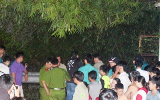 Mưa lớn ở TP.HCM, một phụ nữ đang đạp xe bị nước cuốn trôi