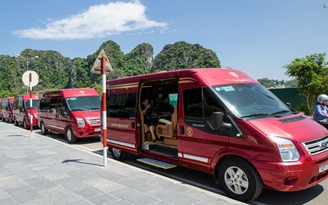 Công ty Phúc Xuyên nhận bàn giao 10 xe DCar Limousine