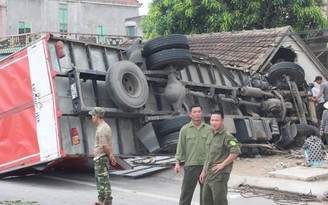 Xe tải tông sập nhà dân, 4 người thoát chết trong gang tấc
