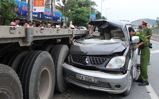 Xe đi đám cưới gặp nạn, 3 người chết, 5 người bị thương