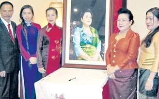 Nghệ nhân XQ tặng tranh thêu chân dung cho phu nhân nguyên thủ Lào