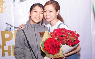 Hoàng Thùy Linh hí hửng vì được fan mừng sinh nhật sớm