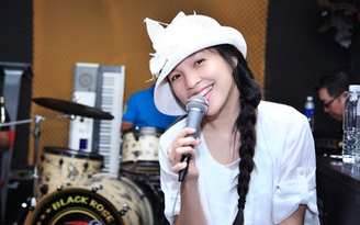 'Bà mẹ một con' Hiền Thục bỗng trở lại trẻ trung như thiếu nữ