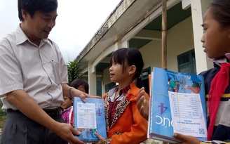 Học sinh nghèo vùng sâu nhận sách giáo khoa