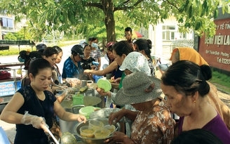 ‘Nồi cháo nhân ái’ cho bệnh nhân lao