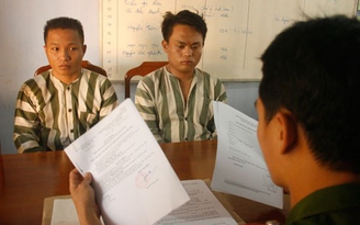 Bắt giam 2 thanh niên không đội mũ bảo hiểm, chém cảnh sát giao thông
