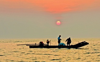 Đàn bà đi biển