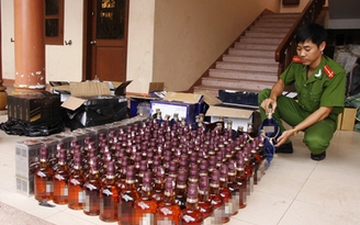 Vận chuyển 364 chai rượu lậu trên QL 1