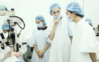 Hoa hậu Đặng Thu Thảo tài trợ mổ mắt cho bệnh nhân nghèo