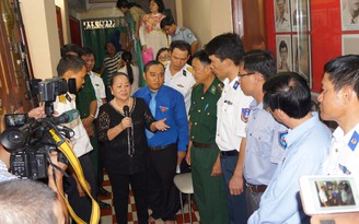 Chiến sĩ Huyện đảo Trường Sa thăm hầm chứa vũ khí Biệt động Sài Gòn
