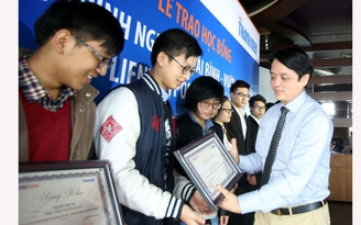 Trao 126 suất học bổng Nguyễn Thái Bình - Báo Thanh Niên