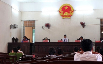 Công an viên, dân quân đi ngăn gây rối, đánh thanh niên phải cắt lá lách