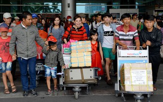 Hơn 100.000 lượt hành khách đi máy bay ở Tân Sơn Nhất