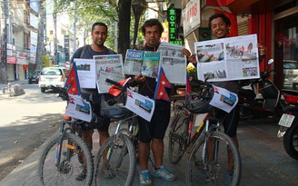 3 chàng trai Nepal 'phượt' 100 nước bằng xe đạp đến Việt Nam