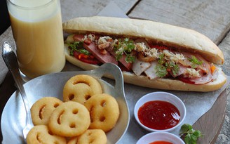 Ăn bánh mì cười trong biệt thự cổ ở Hà Nội