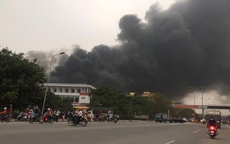 Cháy lớn tại Nhà máy gạch Viglacera Thăng Long