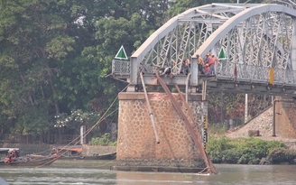 Bắt đầu trục vớt Cầu Ghềnh