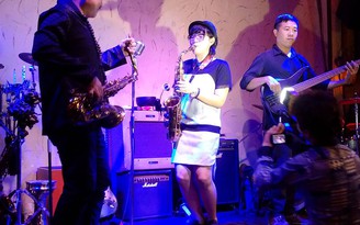 Ái nữ saxophone