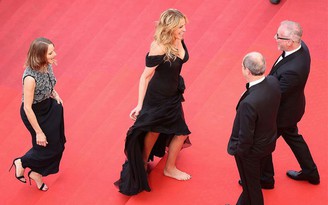 Julia Roberts đi chân trần trên thảm đỏ Cannes