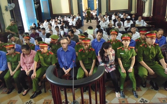 Xét xử 31 nguyên cán bộ hải quan tiếp tay cho buôn lậu, lừa đảo
