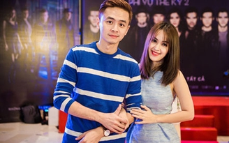 Vợ chồng Tú Vi - Văn Anh tình tứ đi xem phim