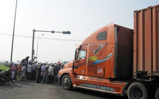 Xe container tông chết nữ công nhân cầu đường