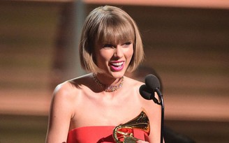 Chìm đắm trong tình yêu, Taylor Swift vẫn thu nhập vượt mặt đồng nghiệp