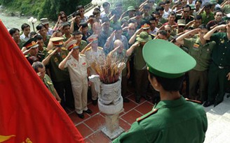 Dâng hương tưởng niệm tri ân các anh hùng liệt sĩ mặt trận Vị Xuyên - Hà Giang