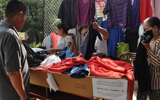 Người Sài Gòn mua quần áo giá 5.000 đồng, tặng lại người bán!