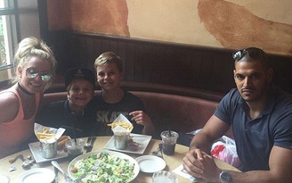 Britney Spears dẫn hai con trai dùng bữa cùng người đàn ông bí ẩn