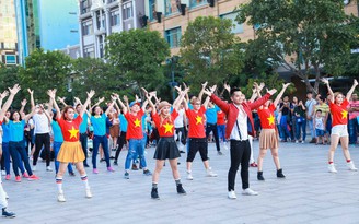 Phạm Hồng Phước nhảy flashmob làm náo loạn phố đi bộ Nguyễn Huệ