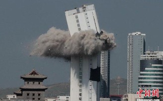 Tòa nhà cao 90 mét biến mất trong 5 giây