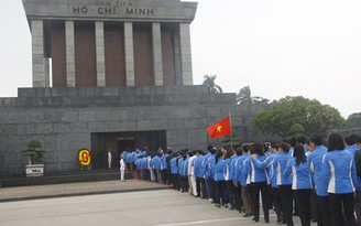 Hàng vạn người vào Lăng viếng Bác trong ngày Quốc khánh