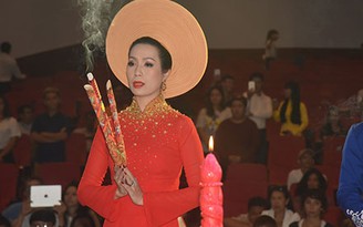 Trịnh Kim Chi cúng Tổ nghề lớn tại sân khấu riêng