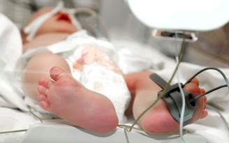 Thử nước tiểu để biết tình trạng hô hấp ở trẻ sơ sinh
