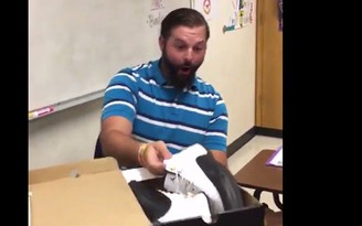 Thầy giáo xúc động khi được học trò tặng đúng đôi giày mơ ước