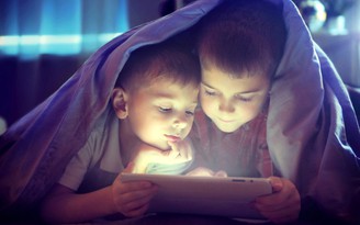 Trẻ nhỏ chơi iPad đúng cách có thể giảm lo âu, sợ hãi