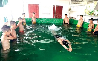Thầy giáo tự tạo bể bơi di động tặng học sinh